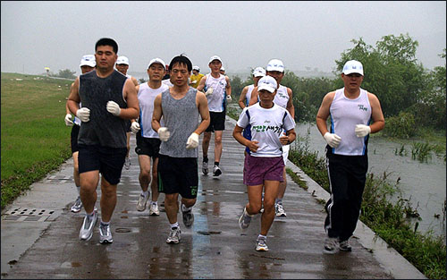 수습사원 딱지떼기에 나선 선양주조(주) 직원들의 힘찬 출발. 앞줄 왼쪽부터 고봉훈, 이용우, 문기숙, 신경현씨 
 